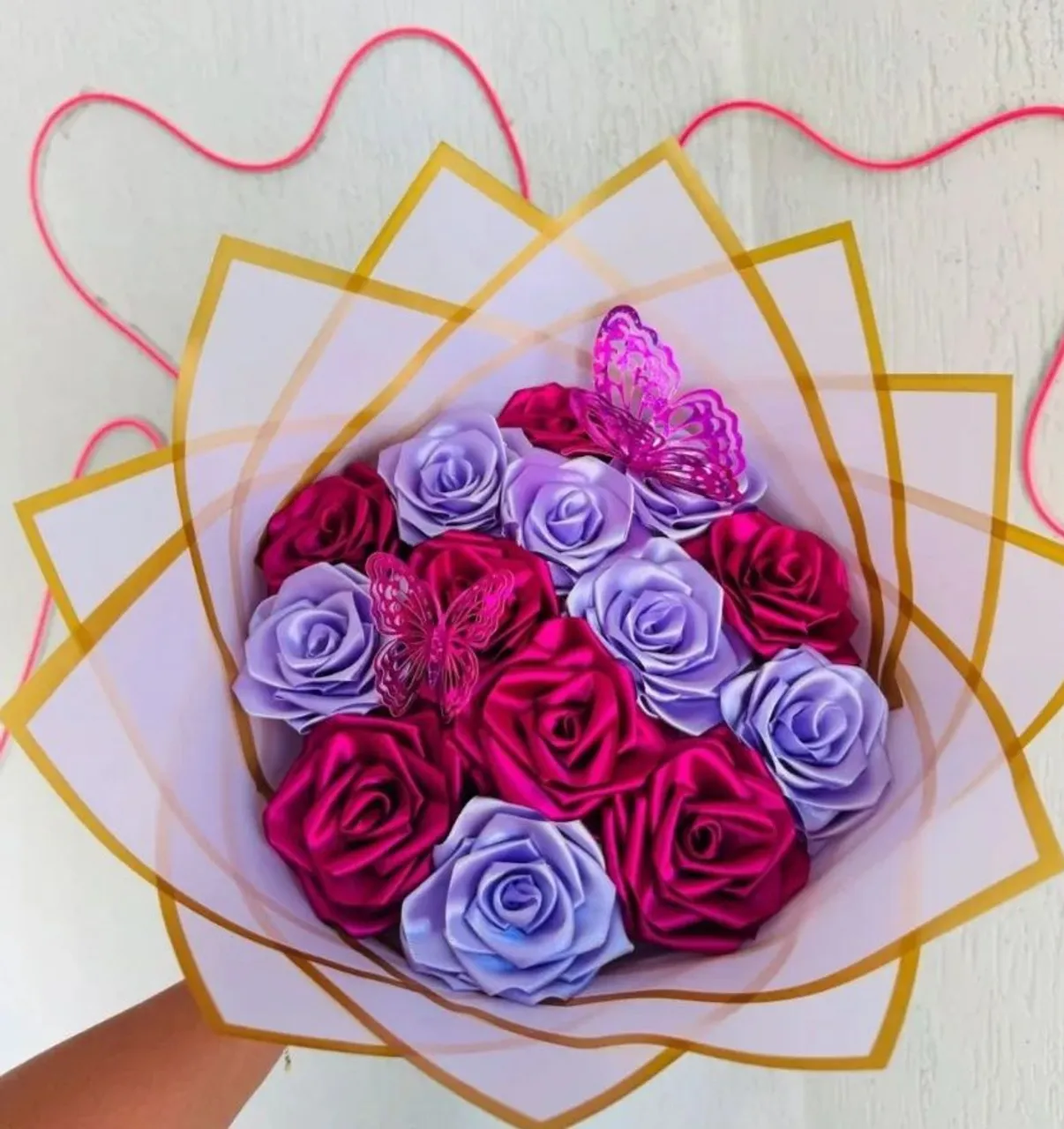 Buquê de rosas de cetim artesanal