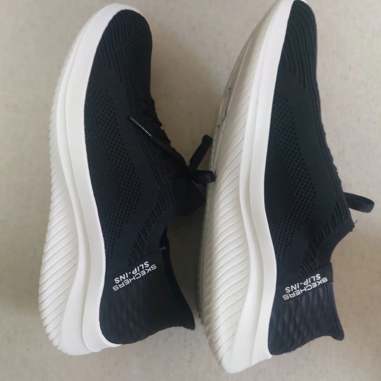Tênis Skechers Slip-ins Preto e Branco - Foto 5