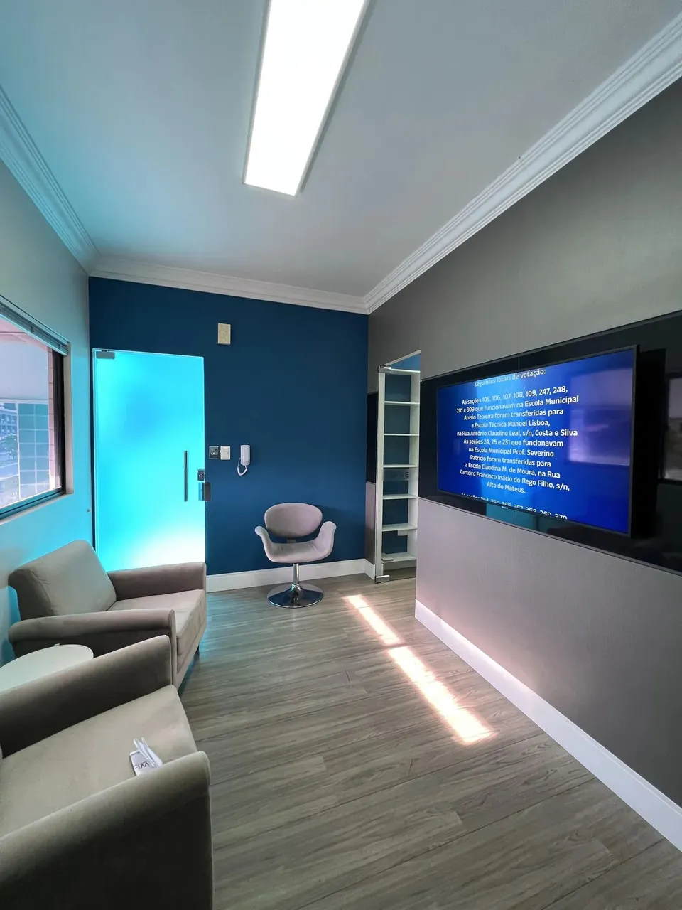 Escritório comercial equipado com 5 ambientes projetados/mobiliados, confira!