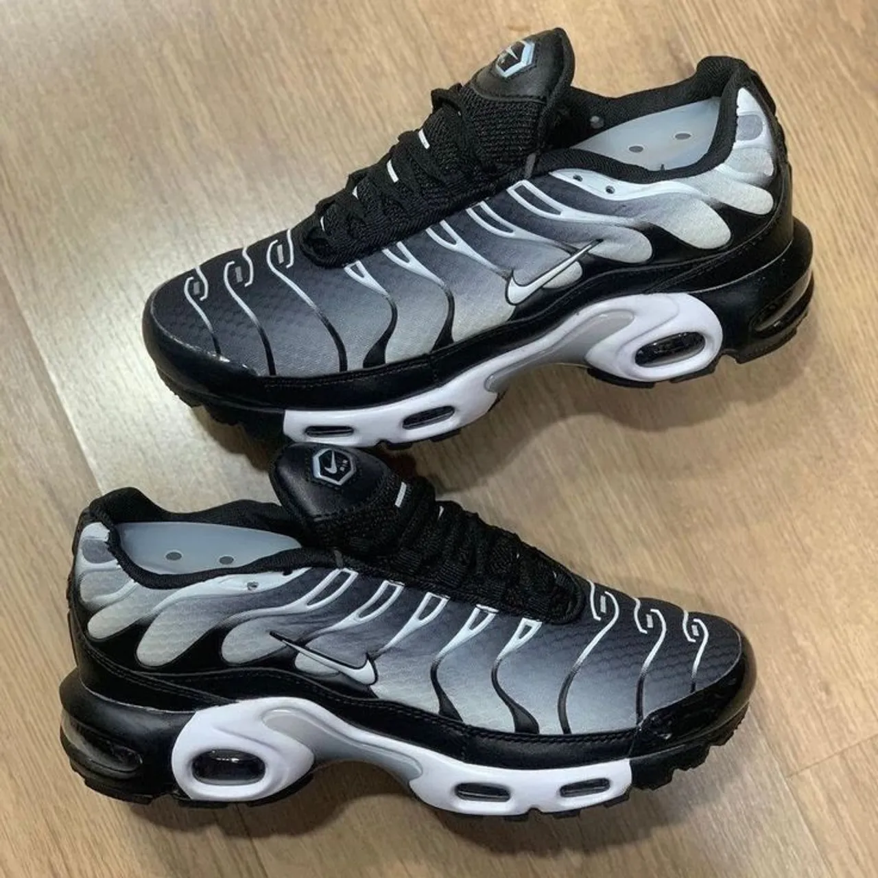 Nike Air Max Plus TN Preto e Cinza