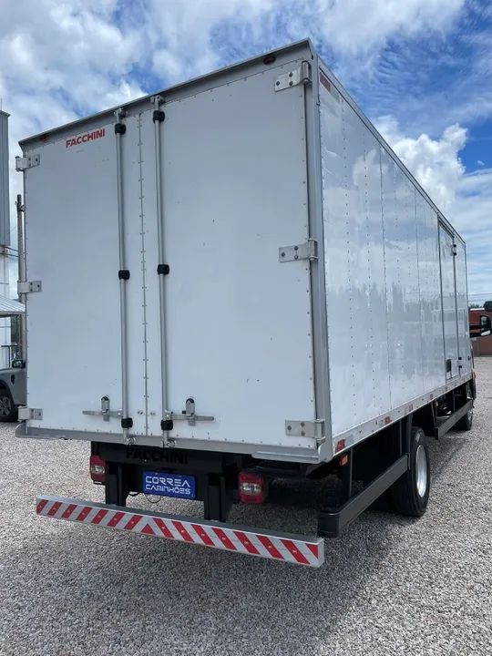 Caminhão delivery 9.170 ano 2019 com baú de 6,20 - Foto 3