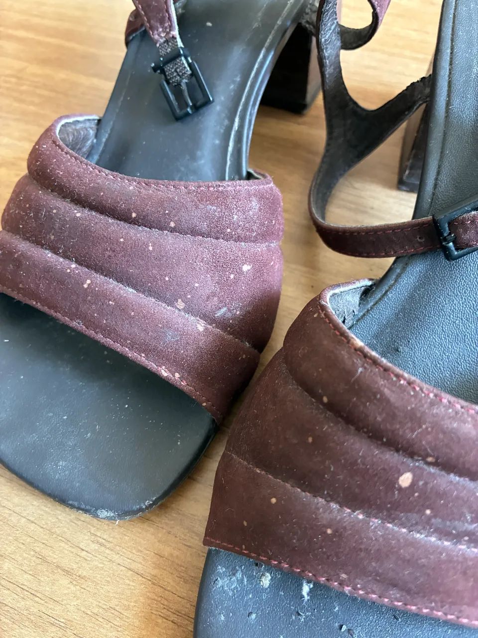 Sandália de salto alto com tiras acolchoadas da marca Outer. - Foto 2
