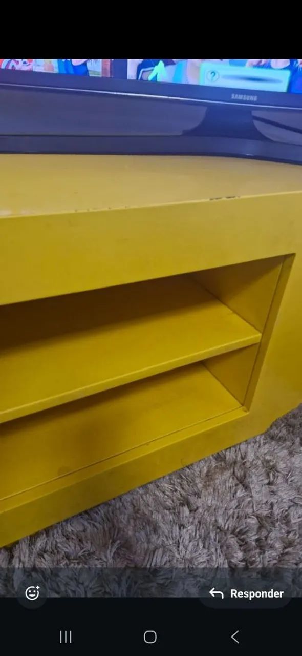 Rack amarelo moderno com prateleiras