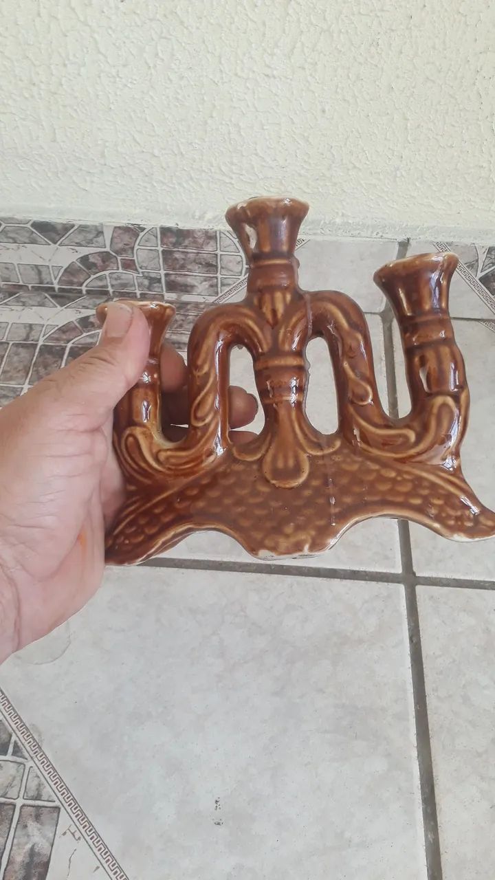 Candelabro Antigo em Cerâmica Marrom - Foto 2