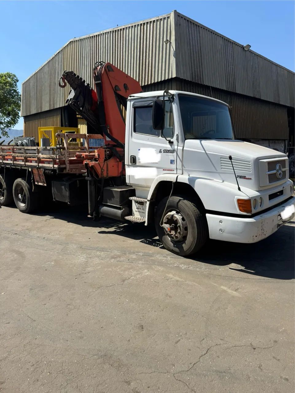 Caminhão 1620 com munck