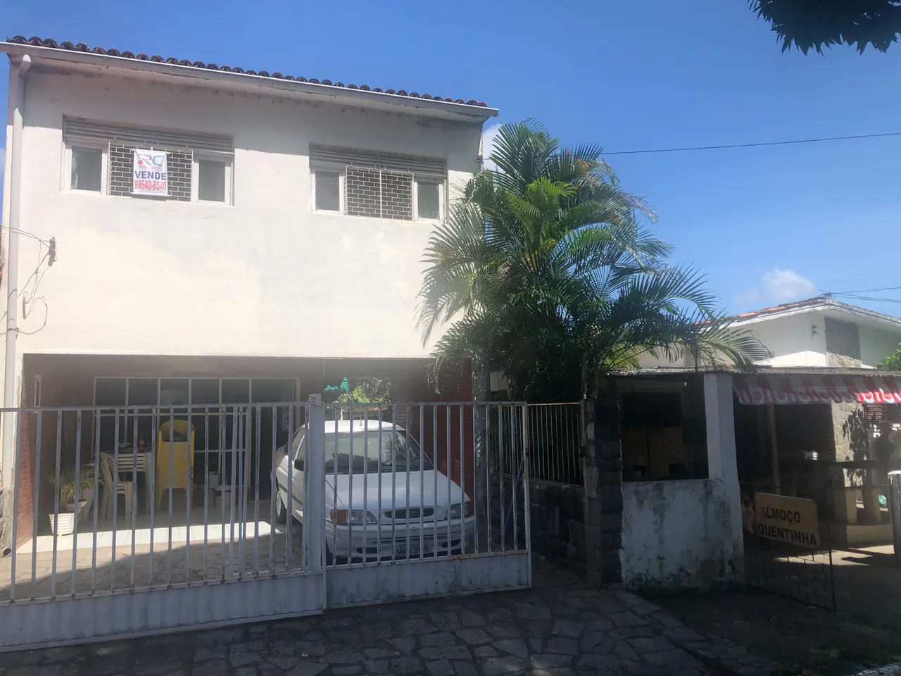 Casa com primeiro andar- centro