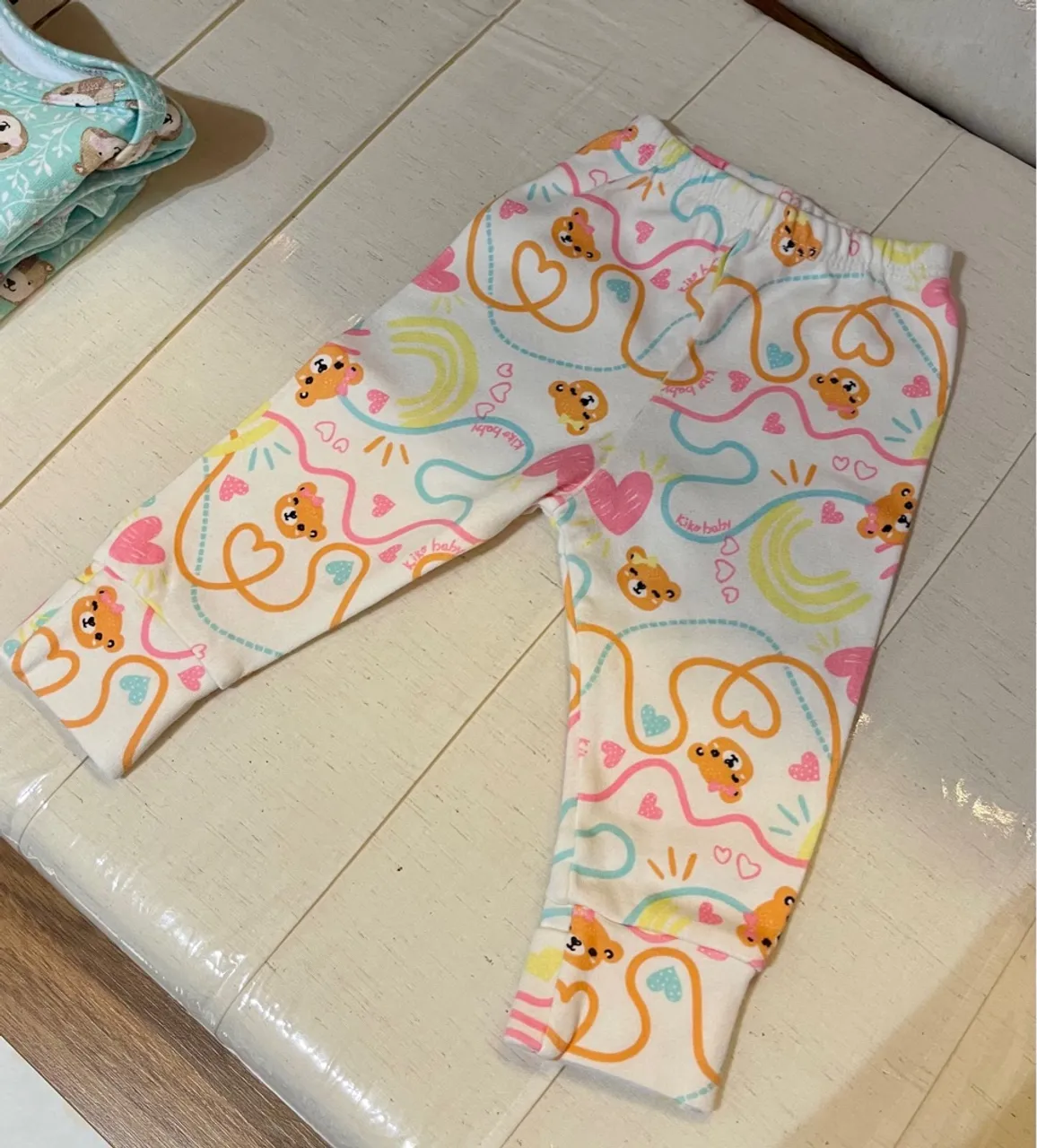 Calça de bebê estampada com ursinhos