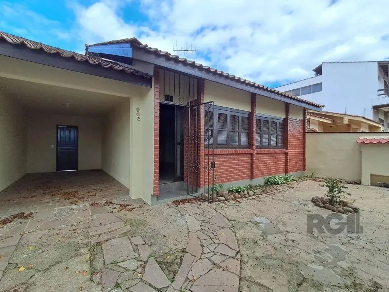 Casa para alugar no bairro Sarandi, com 4 quartos. Possui sala de estar ampla, mezanino co