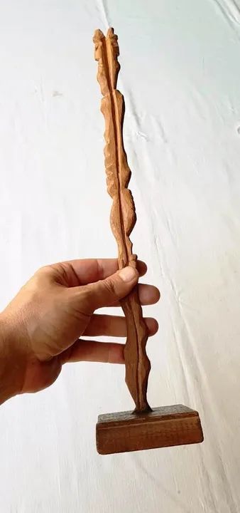 Peça Decorativa em Madeira Entalhada - Altura 39 cm - Usado - Foto 6