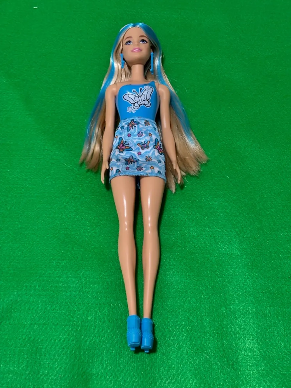 Boneca Barbie Color Reveal com Cabelo Azul e Vestido de Borboletas