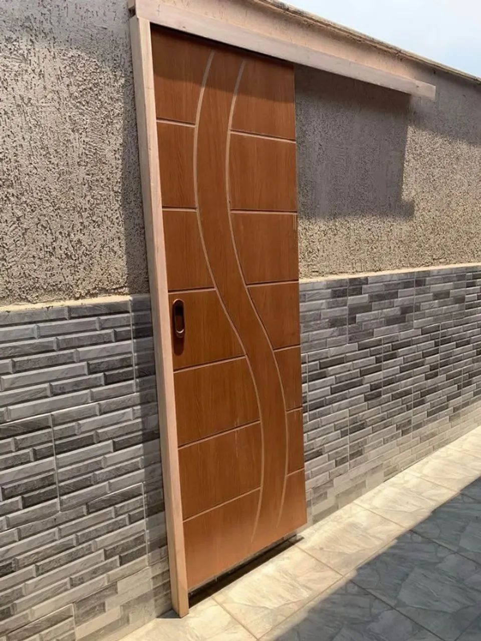 Porta de madeira COMPLETA DE CORRER com acabamento em madeira  - Foto 4