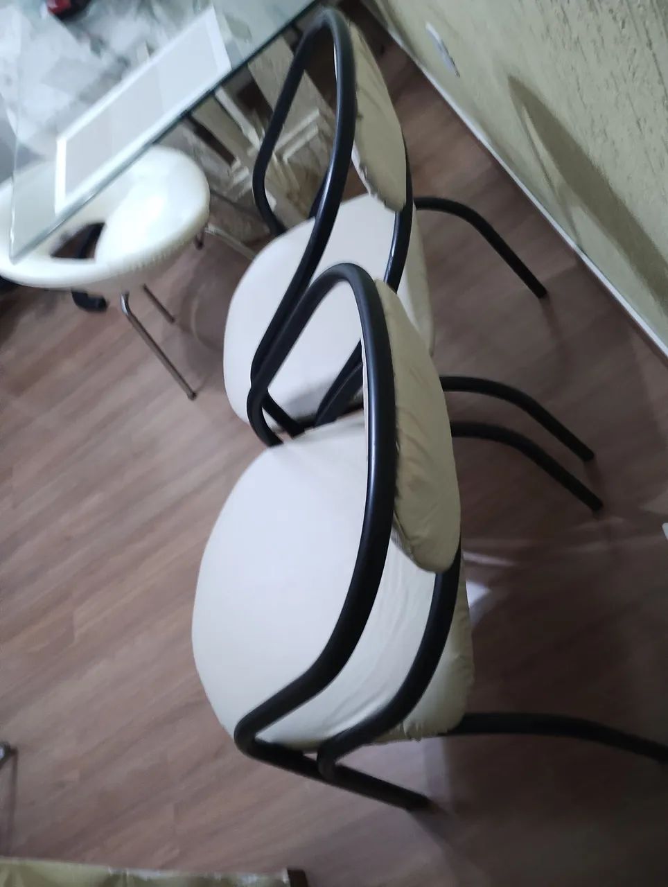 Vendo duas ótimas cadeiras estofadas, estrutura de ferro preto! - Foto 2