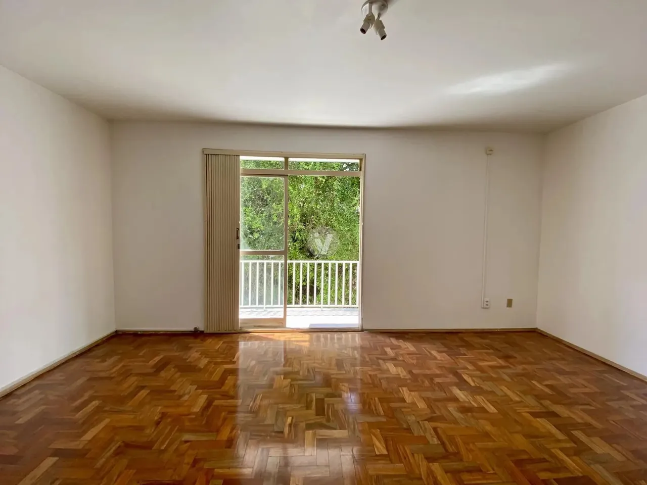 Apartamento 2 dormitórios, dependência e sacada, no Centro