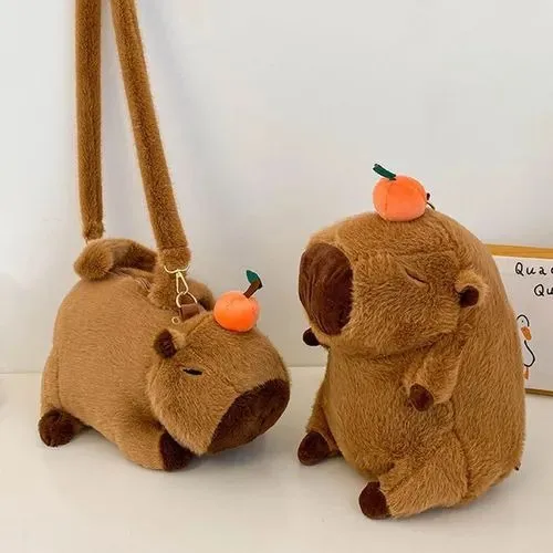 Bolsinha Capivara de Pelúcia com Frutinha - Alça Longa