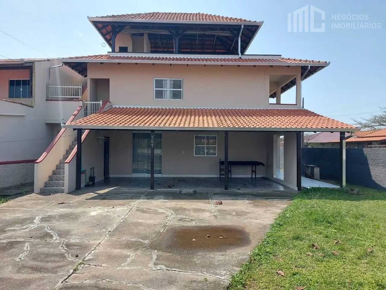 Sobrado com área de festa com vista mar | Centro -Bal. Barra do Sul