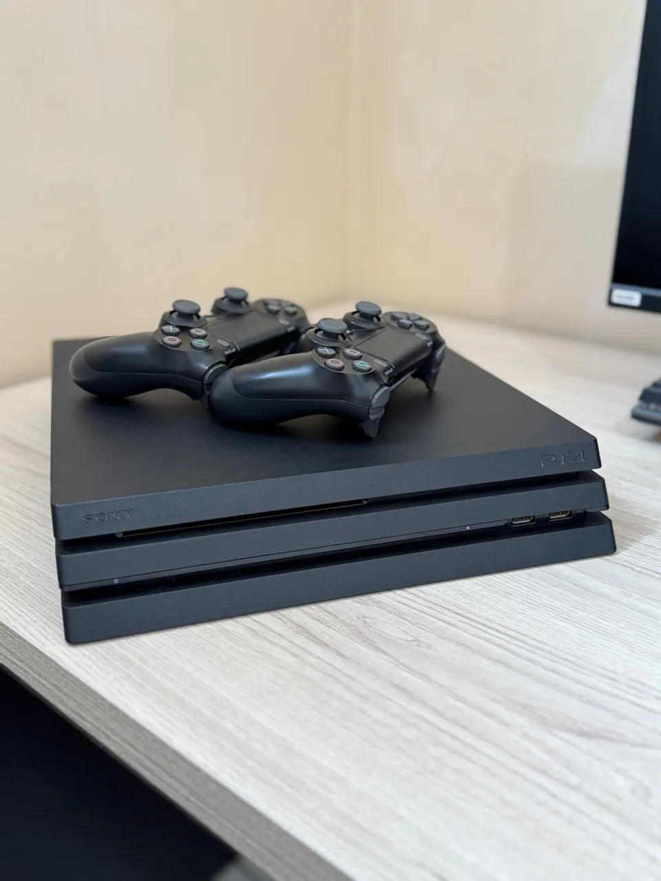 PS4 Pro 1TB + Controles e Jogos