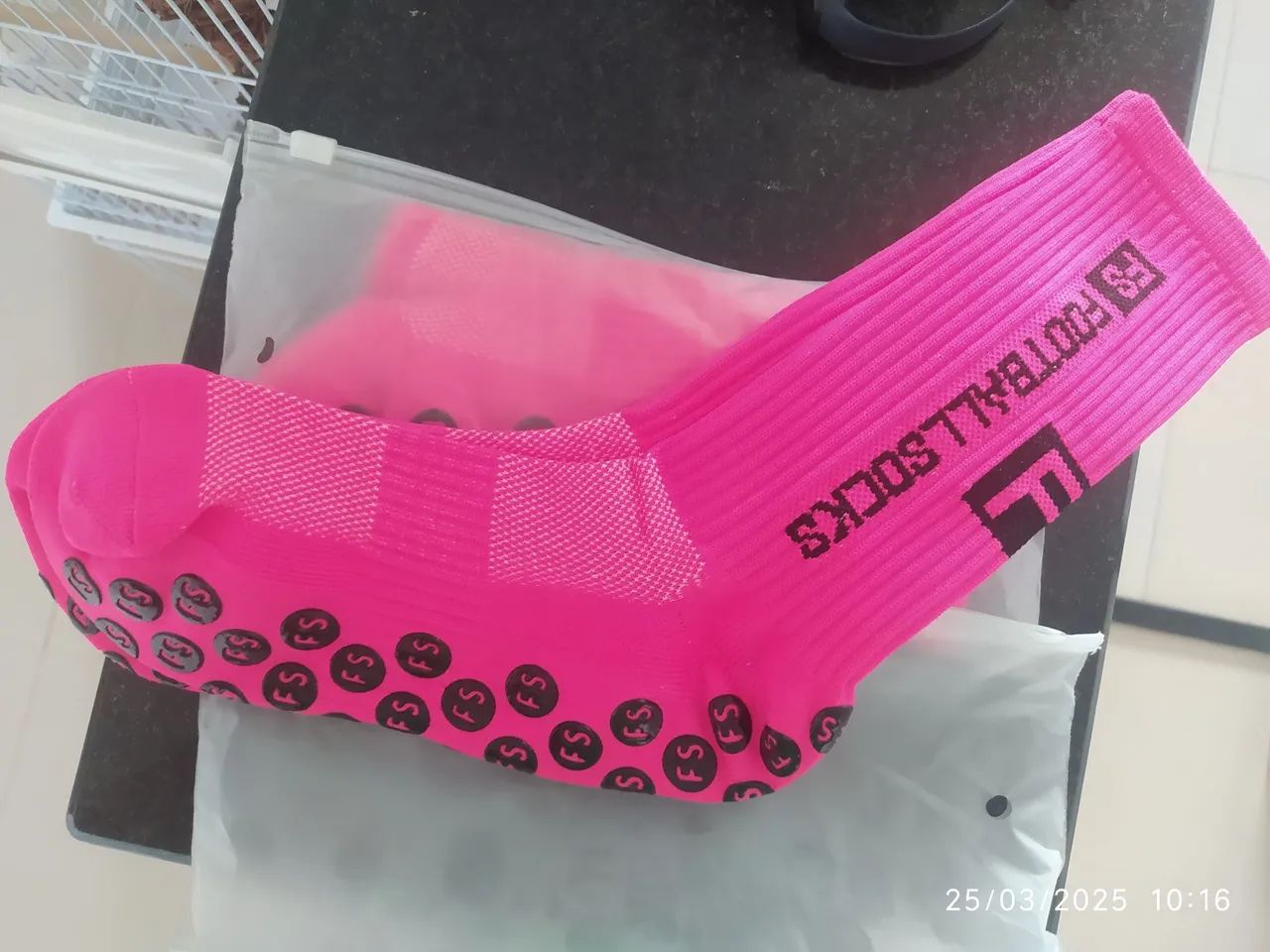 Meia antiderrapante rosa, cano alto - Foto 4
