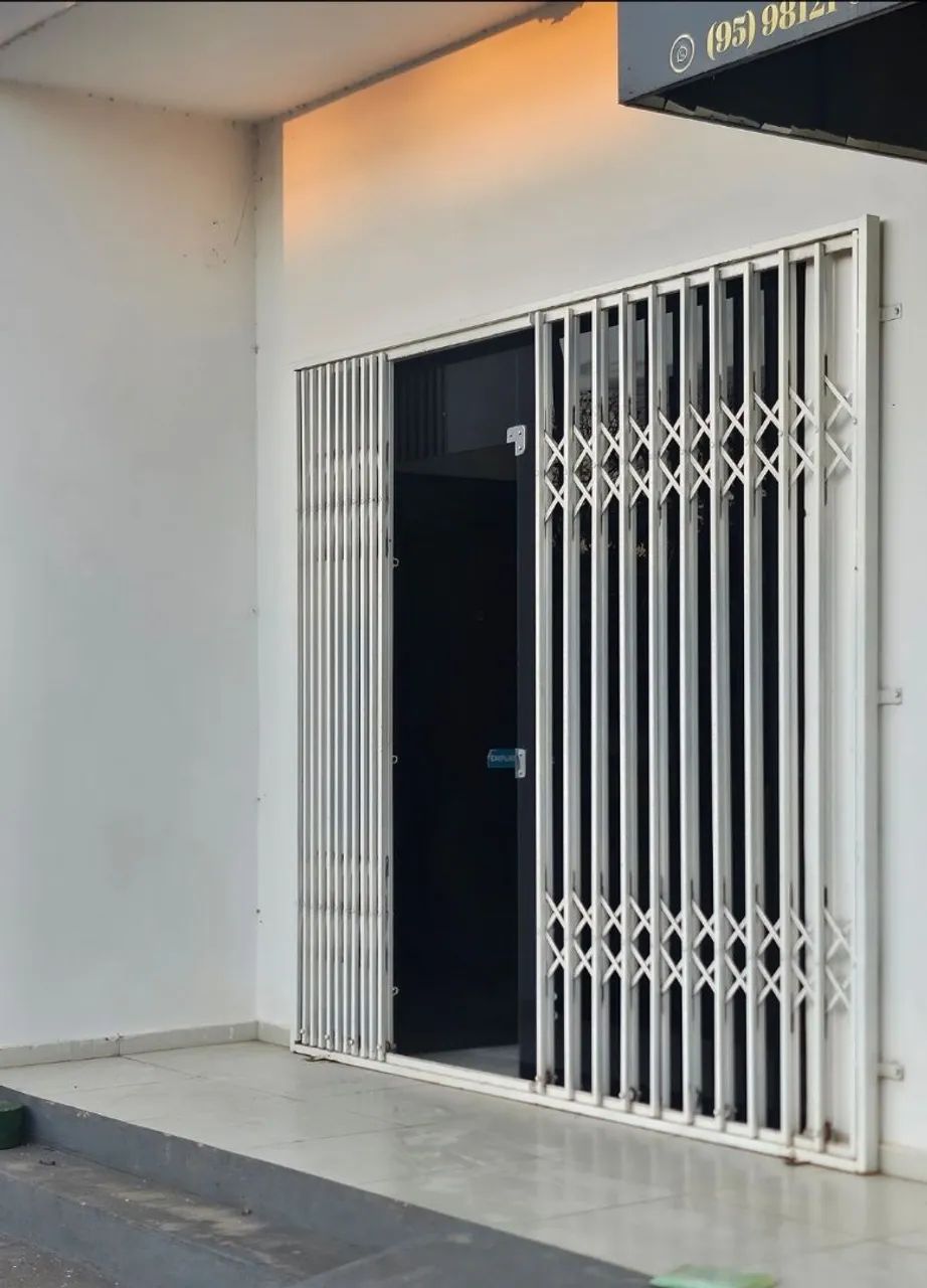 Sala Comercial Com Portão de Segurança