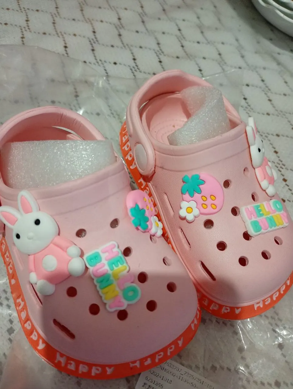 Sandália Infantil Crocs Rosa com Detalhes de Coelho
