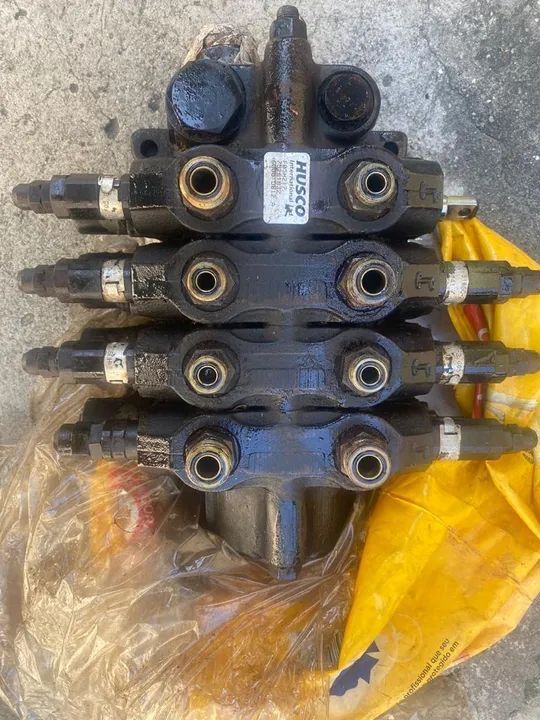 Comando traseiro retroescavadeira New Holland LB90  - Foto 2