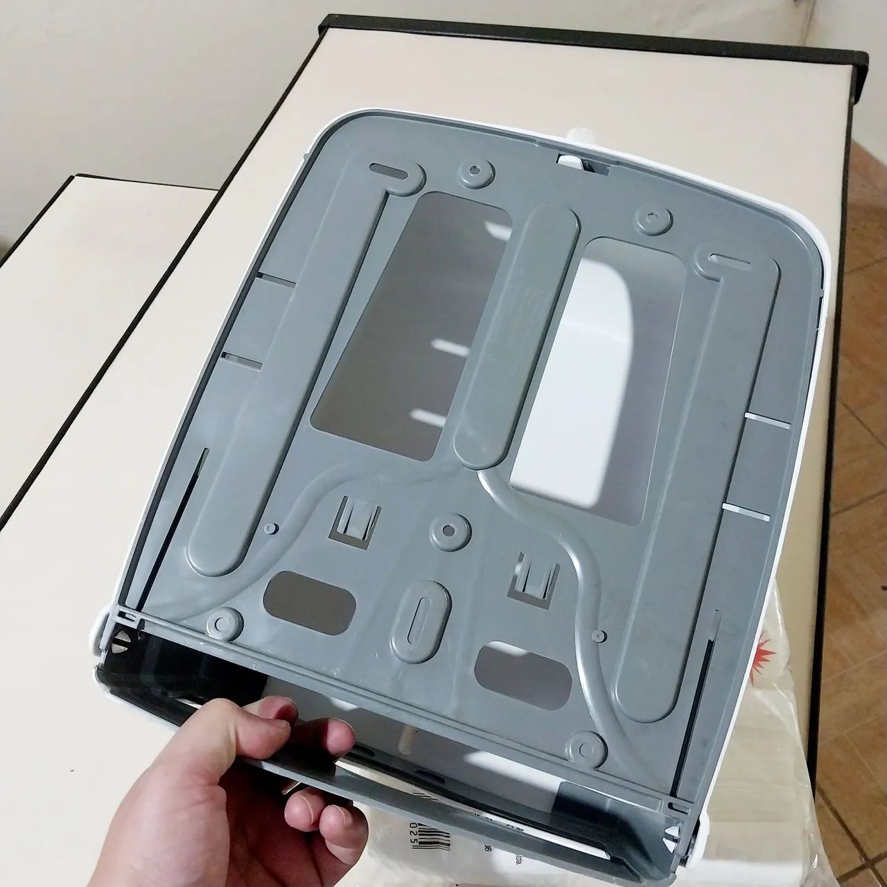 Porta papel triângulo novo com pacote lacrado lacrado - Foto 2