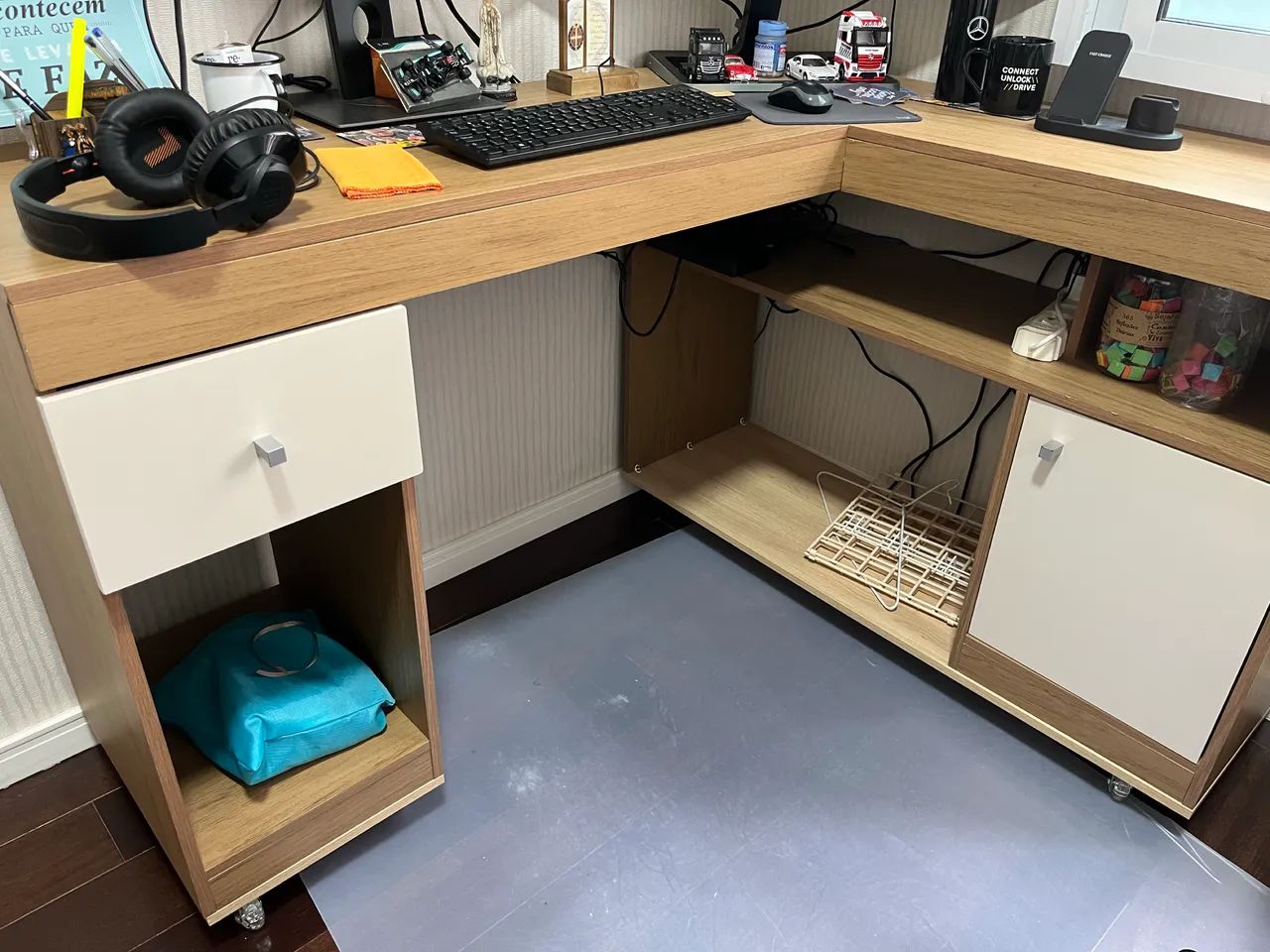 Mesa para escritório formato L com rodízios  - Foto 2