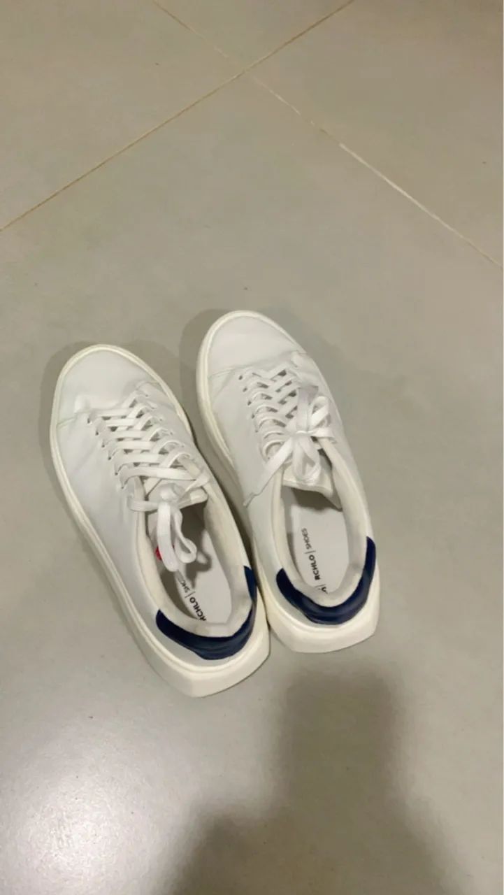 Tênis branco com detalhe azul - Foto 3