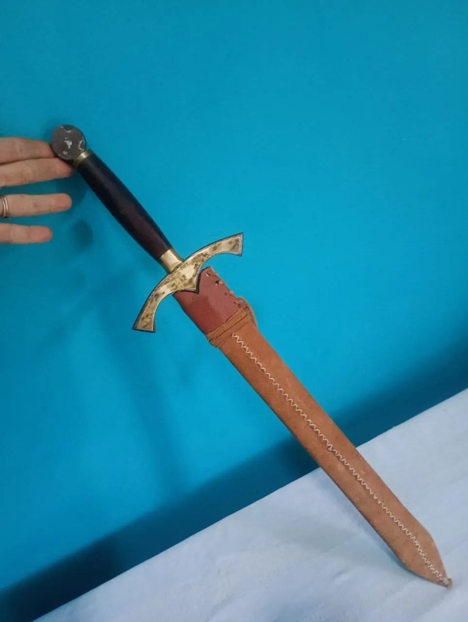 Antiga e rara espada com bainha em couro