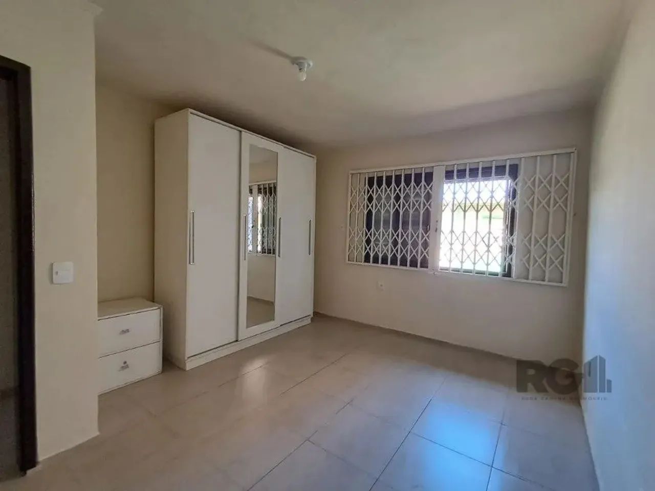 Casa para alugar no bairro Sarandi, com 4 quartos. Possui sala de estar ampla, mezanino co - Foto 3