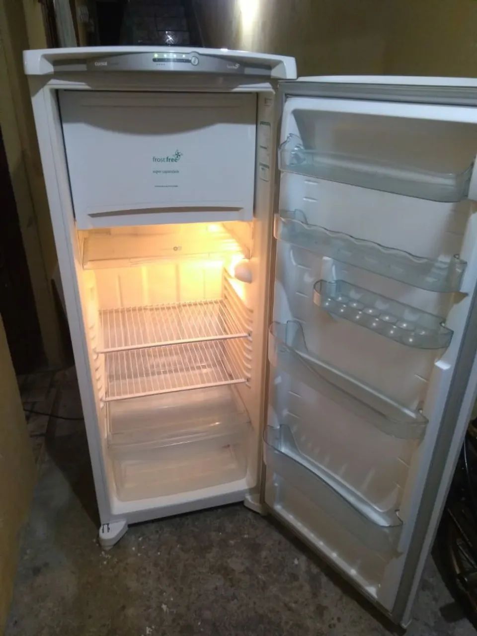 Geladeira Frost Free em ótimo estado!