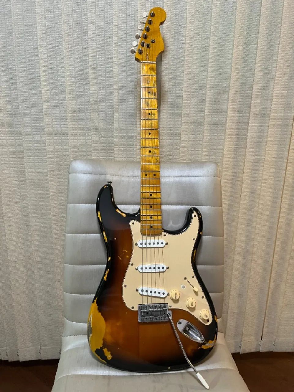 Guitarra Squier Relic Customizada c/Ponte Wilkingson+Tarraxas Guyker com Trava+Caps Whaaah