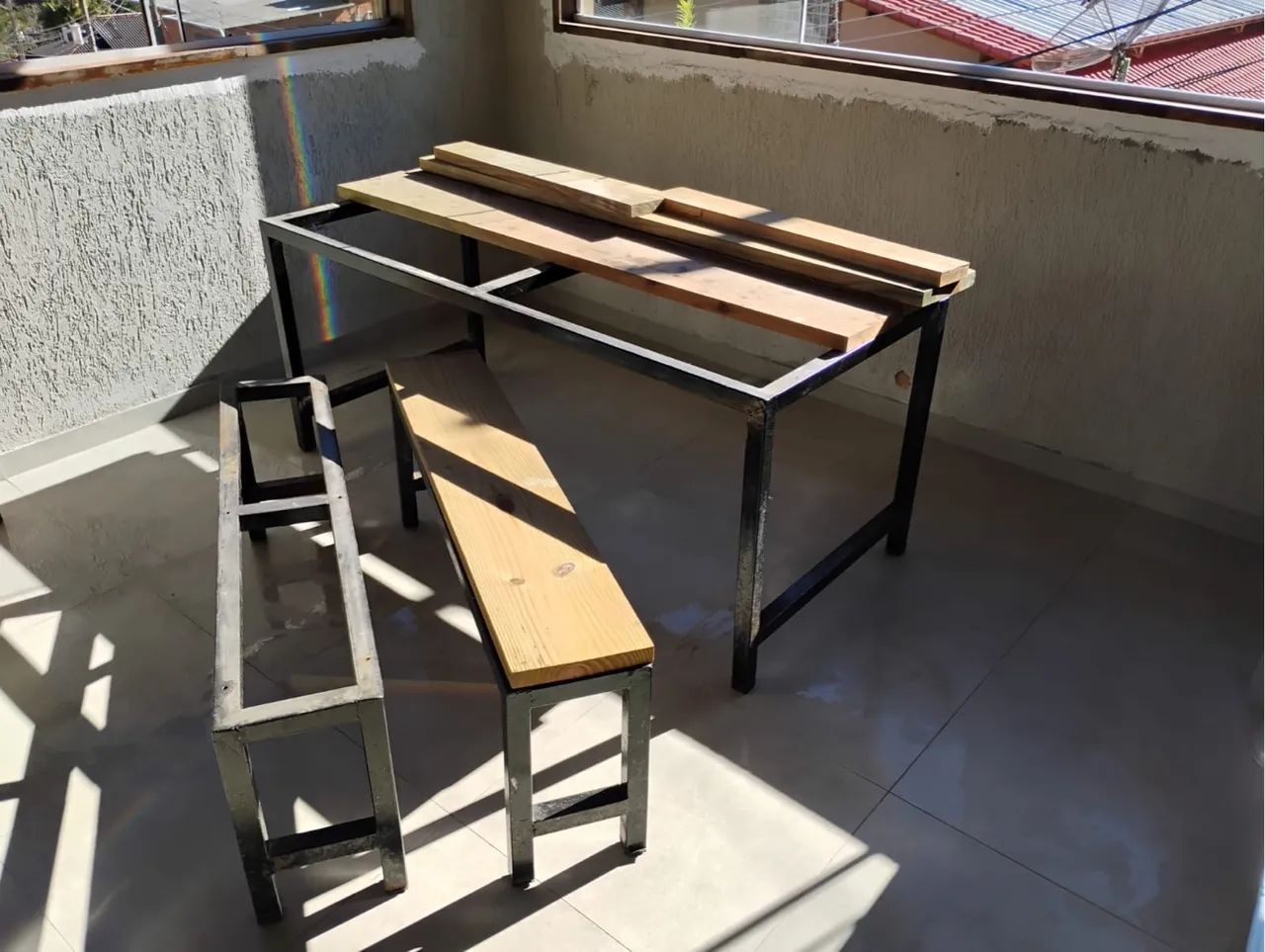 Mesa e banco artesanais