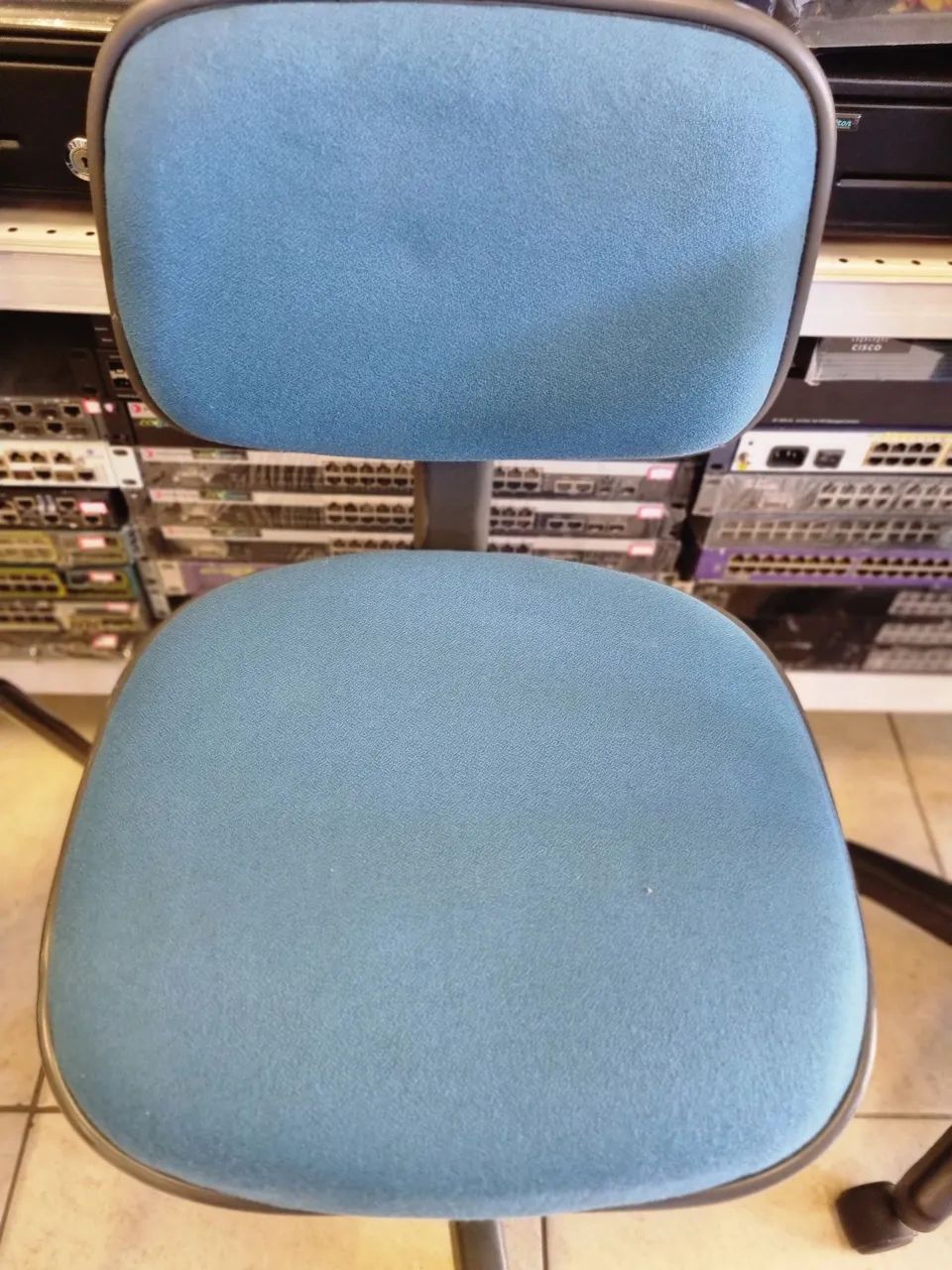 Cadeira Azul com Rodinhas Giratória Ajuste de Encosto por Apenas 89,00. Grande Quantidade  - Foto 2