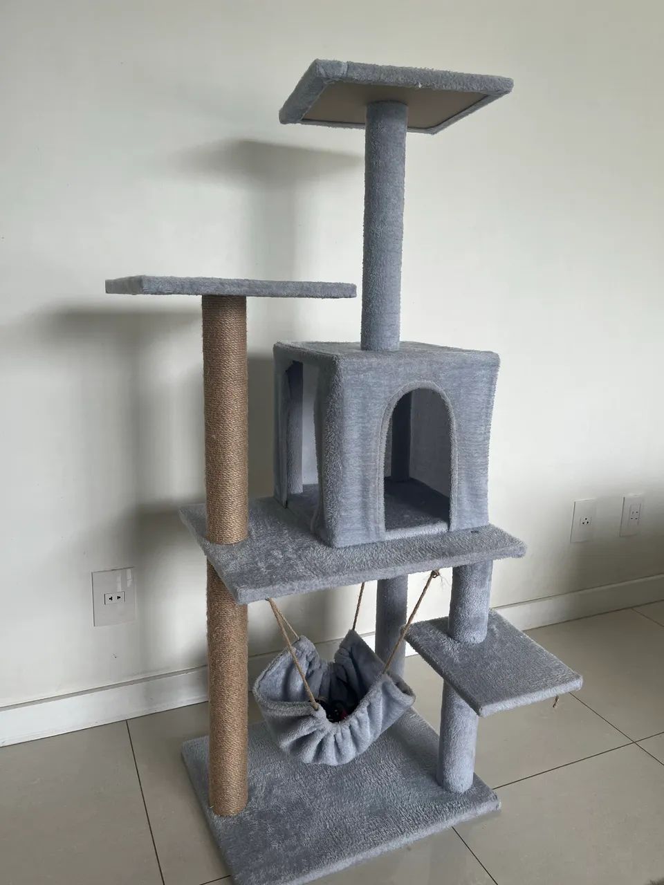 Árvore de gato com cama e arranhador