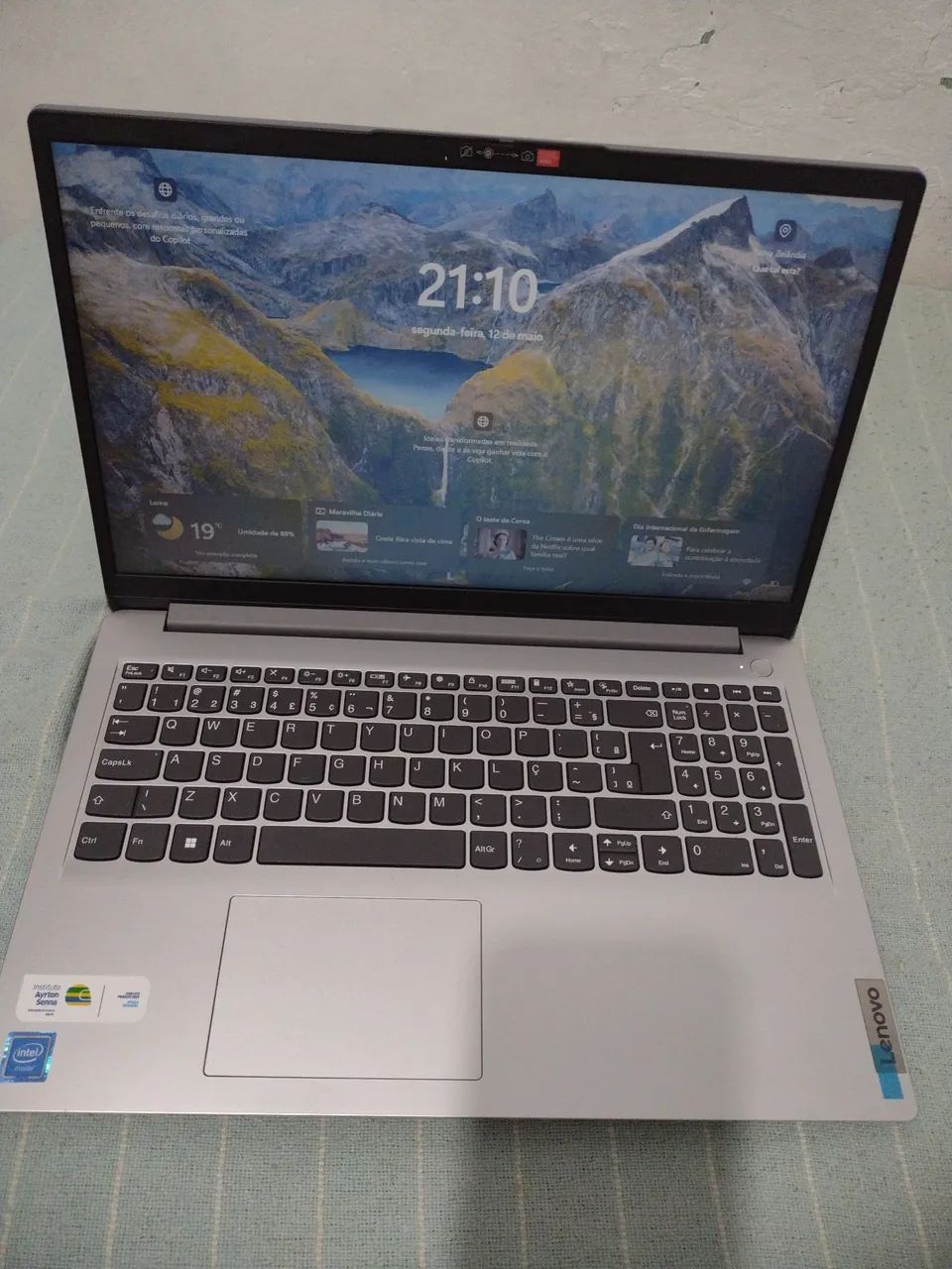 Notebook Lenovo com tela de 15.6 polegadas