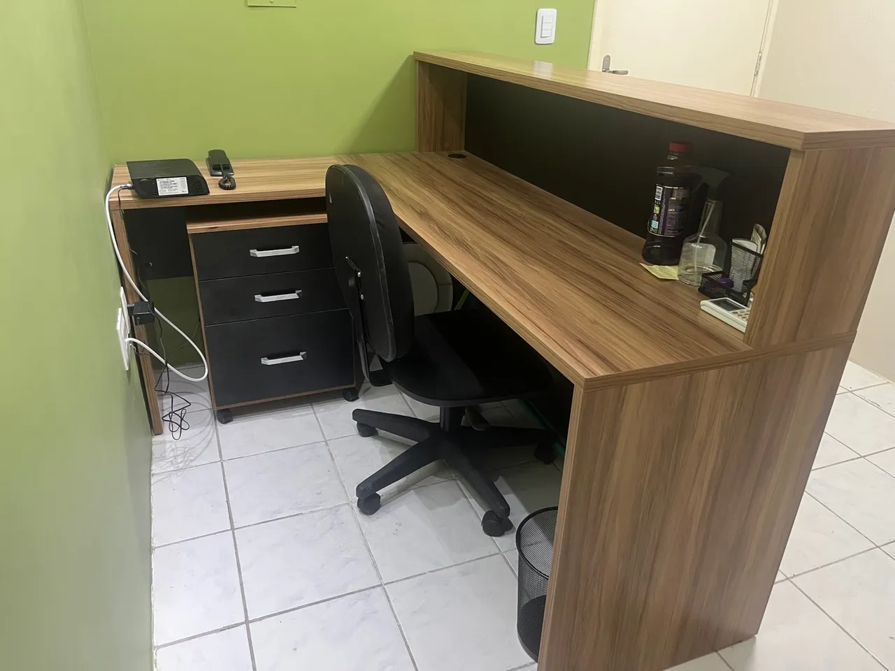 Mesa de escritório L em madeira