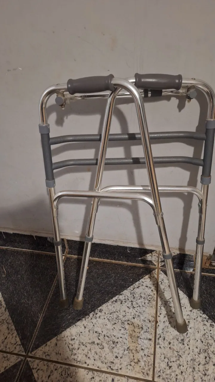 Andador Ortostático Dobrável - Facilidade e Segurança