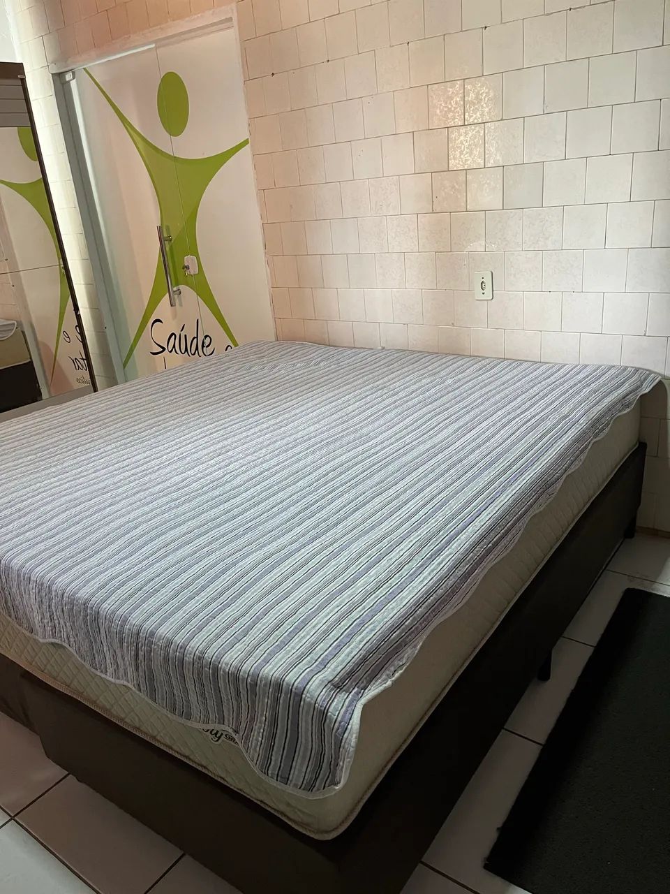 Geladeira, fogão e cama 