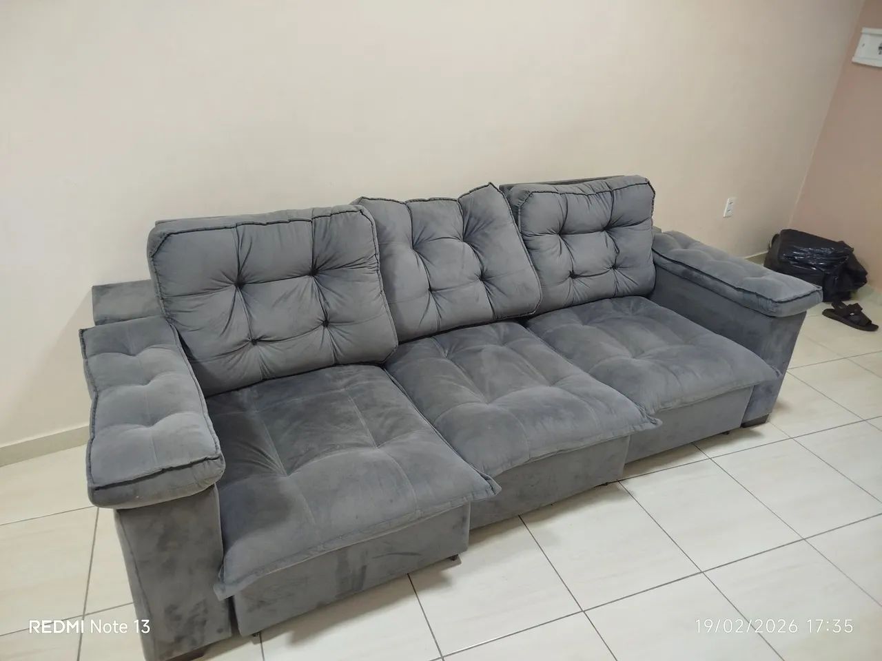 Sofá retrátil com 03 lugares e bom estado de uso  - Foto 2