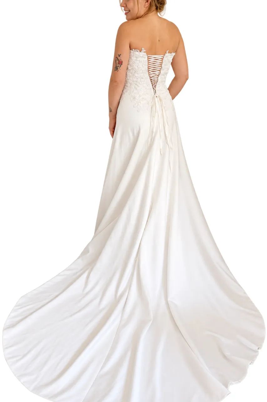 VESTIDO DE NOIVA LUXO BORDADO COM CAUDA