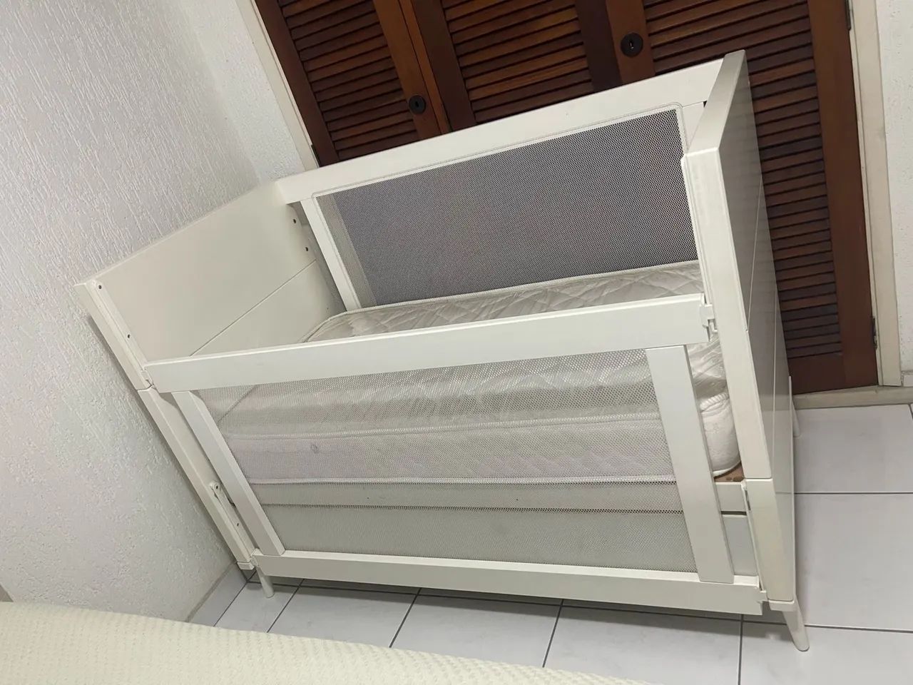 Berço de bebê em ótimo estado com colchao, ideal para o quarto do seu bebê - Foto 4
