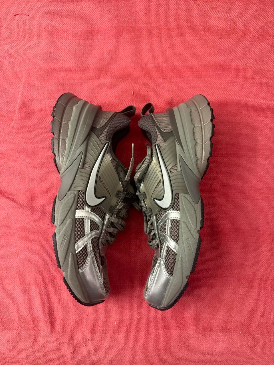 TENIS NIKE V2K RUN CAVE STONE 42