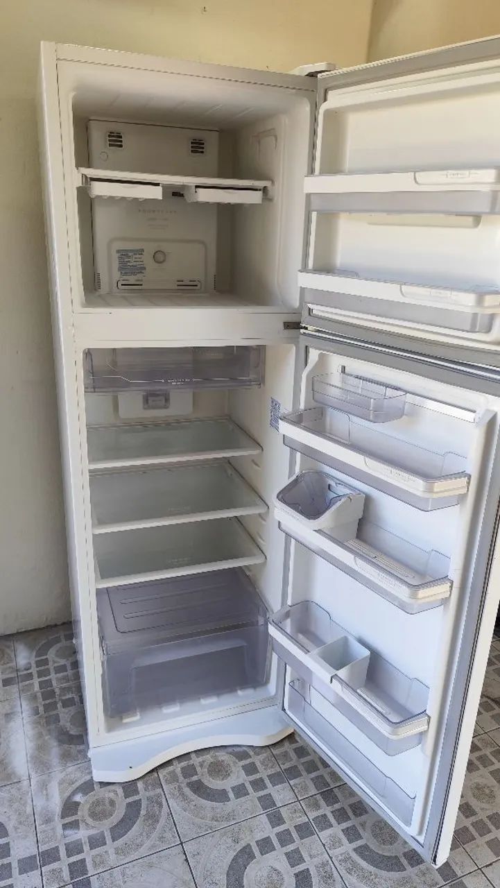 Vendo geladeira Electrolux Frost Free funcionando perfeitamente faço entrega  - Foto 4