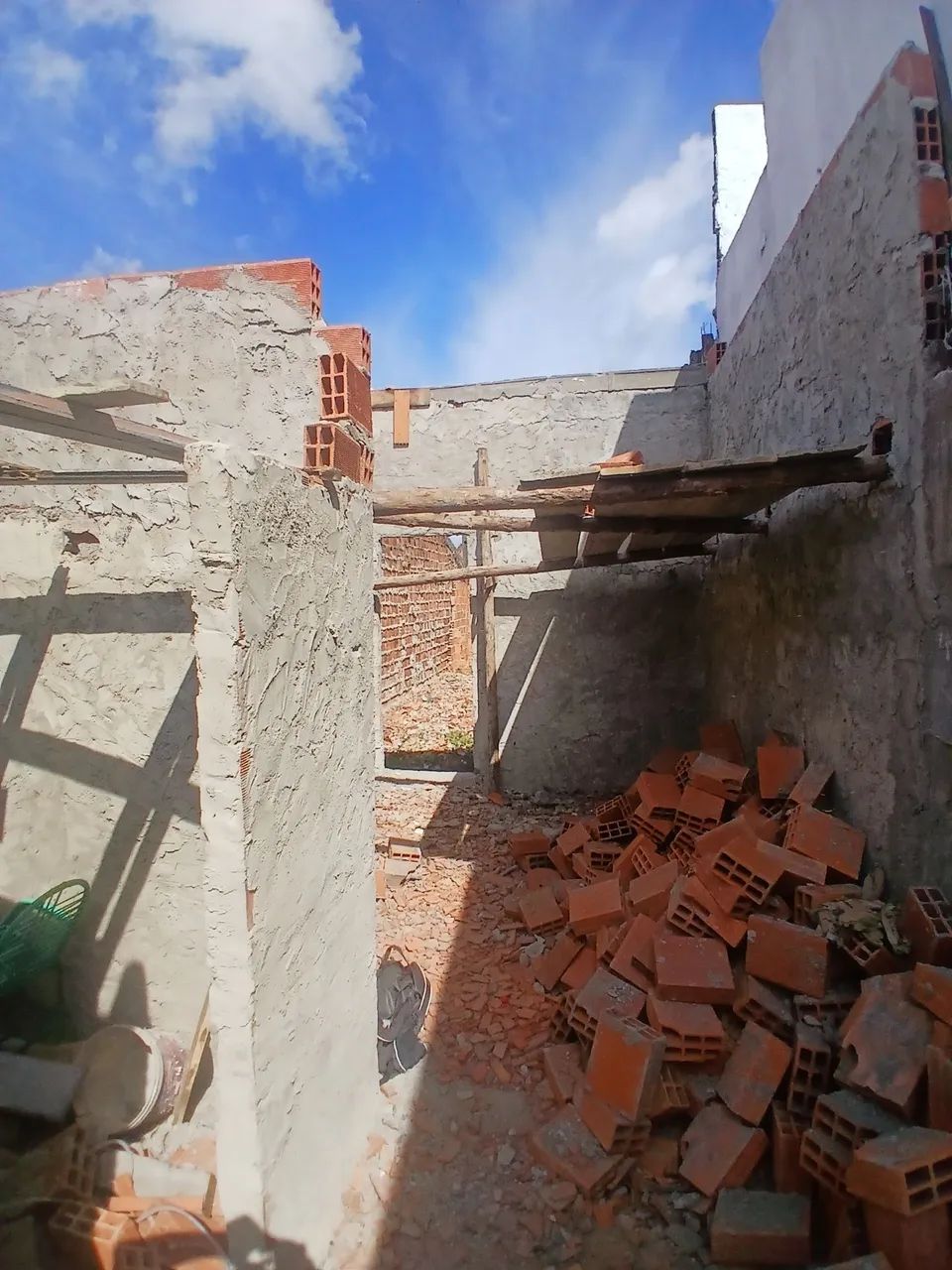 vendo terreno com inicio de uma casa valor 30 mil - Foto 3