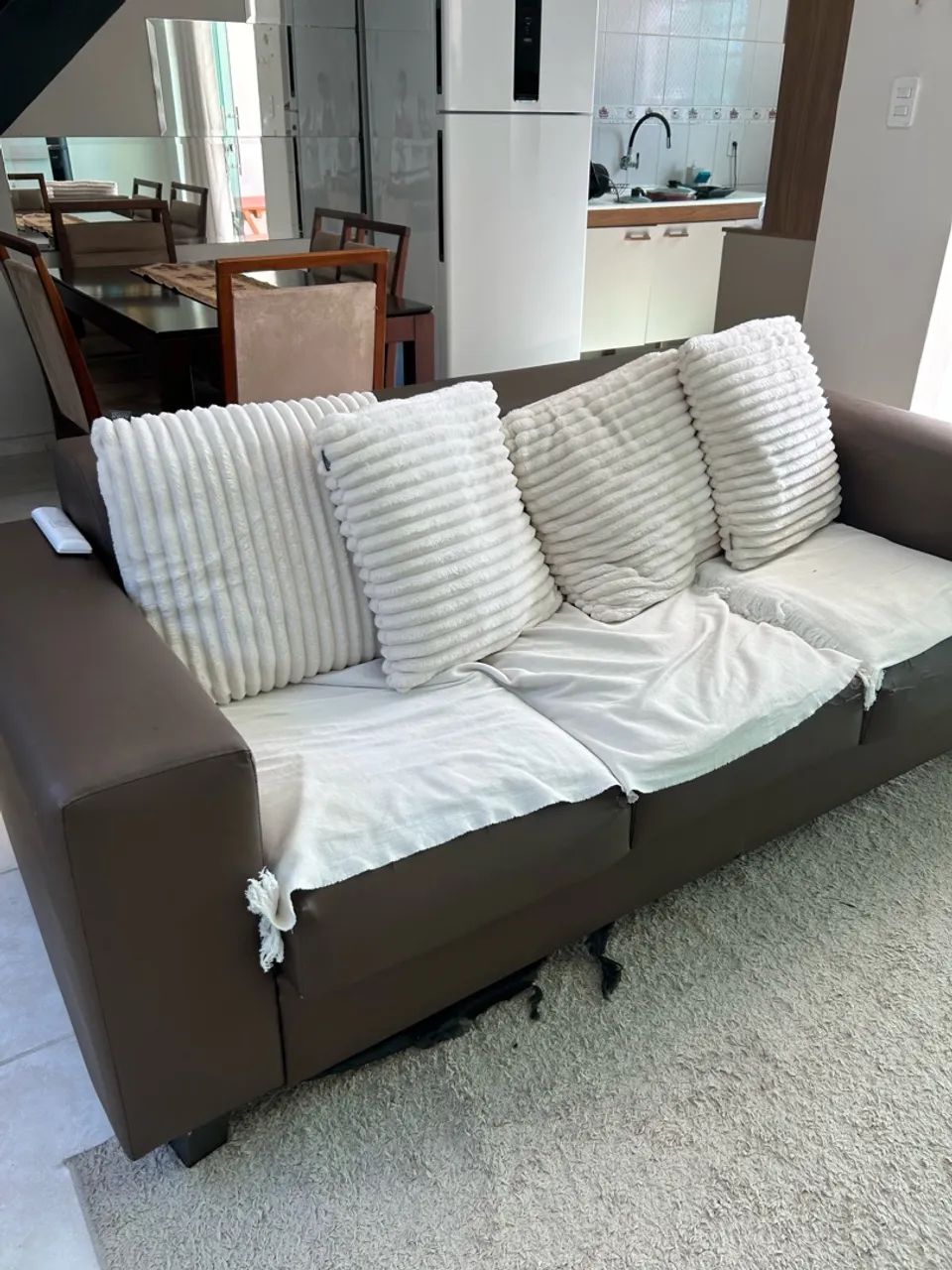 Sofá com almofada e manta