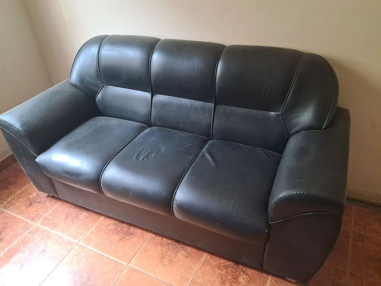 Jogo de sofás de napa negra . - Foto 2