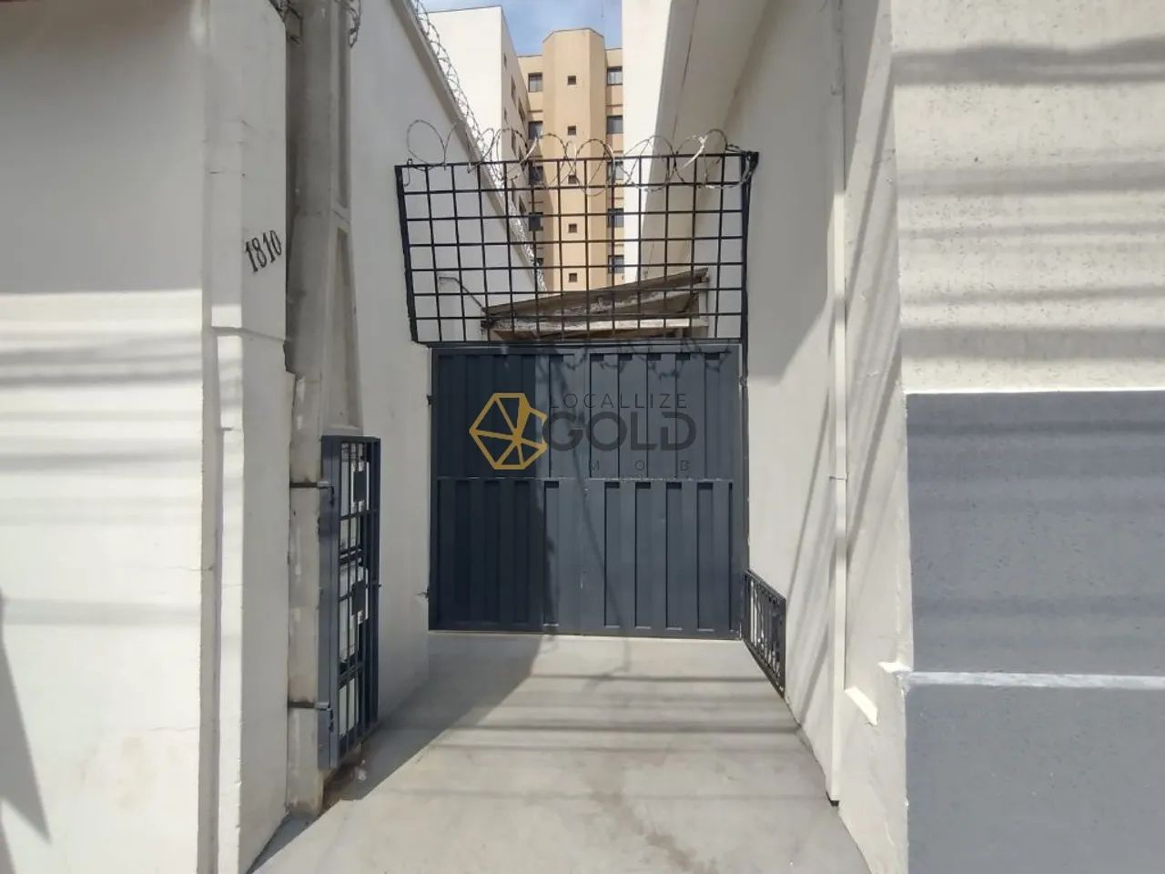Casa com 2 Quartos, sendo 2 Suítes, Área de serviço no Centro.