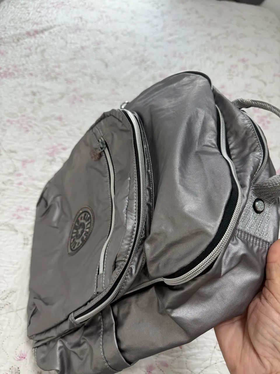 Vende-se mochila da KIPLING original nova , cor prata. - Foto 5