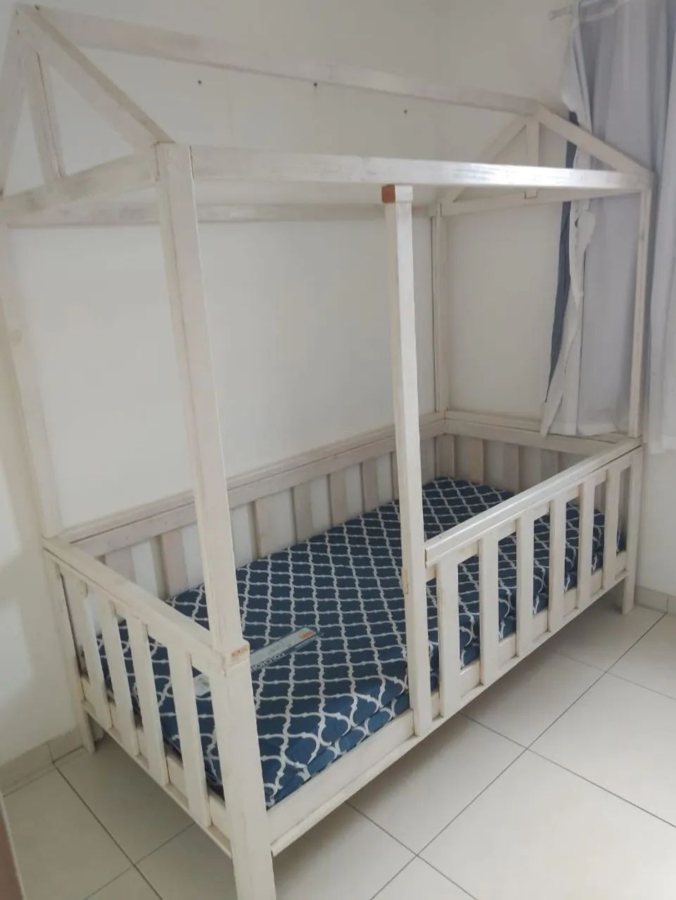 Cama montessoriana infantil com o colchão 
