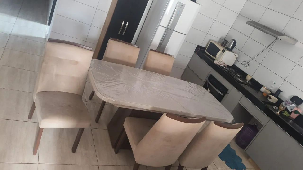 Vendo mesa 6 cadeiras, com vidro quebrado